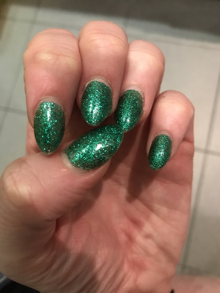 What colour Christmas nails?