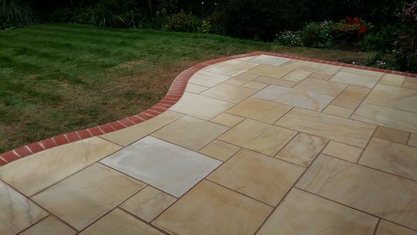 Does anyone have a light coloured sandstone patio?