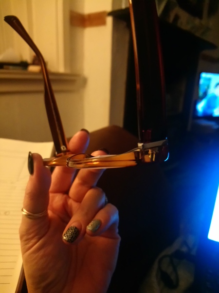 How to choose glasses colour?