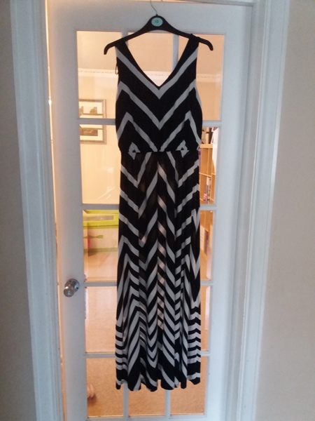 Dress for black tie event - help as no good with clothes!