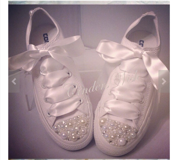 To tell friend/bride her choice in shoes is terrible