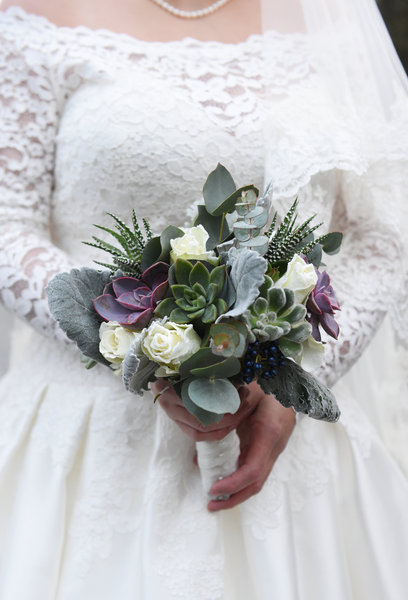 Im getting married in 10 weeks dont have a dress. Can anyone help me?