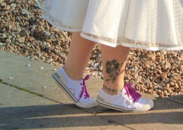 To tell friend/bride her choice in shoes is terrible