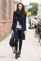 Can you wear black shoes with a navy suit?