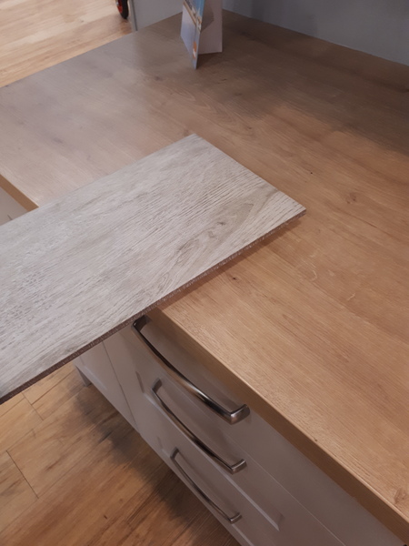 Pale wood effect porcelain floor with wood (effect) worktops? With pic