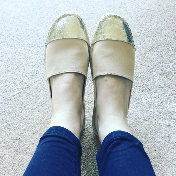 Frugaleers chatting and saving in the April sunshine.