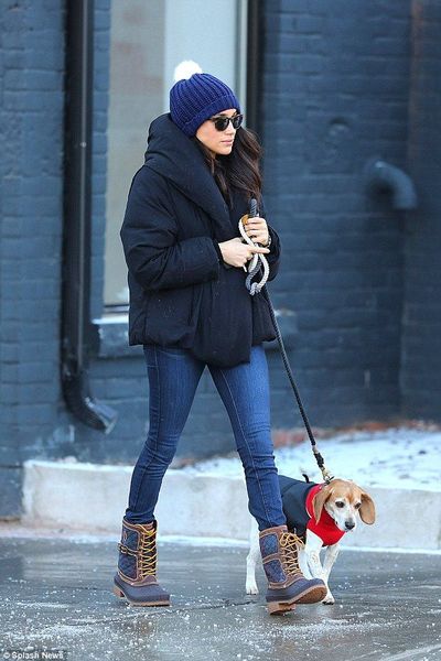 Can you show me everyday outfits/women that look groomed and stylish?