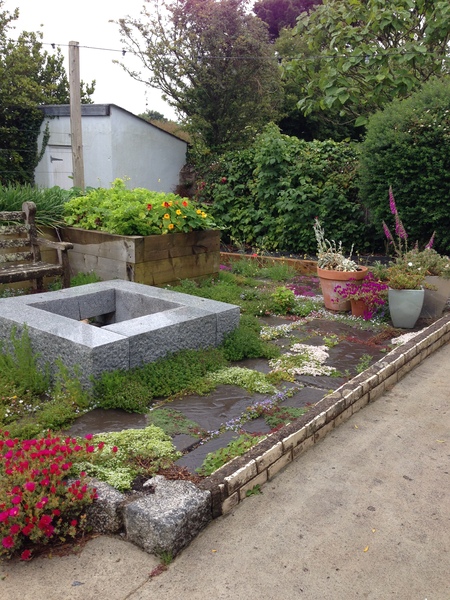 Laying paving with deliberate gaps