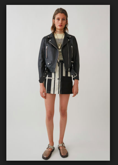 Does the moto size of leather jacket look dated/ageing?