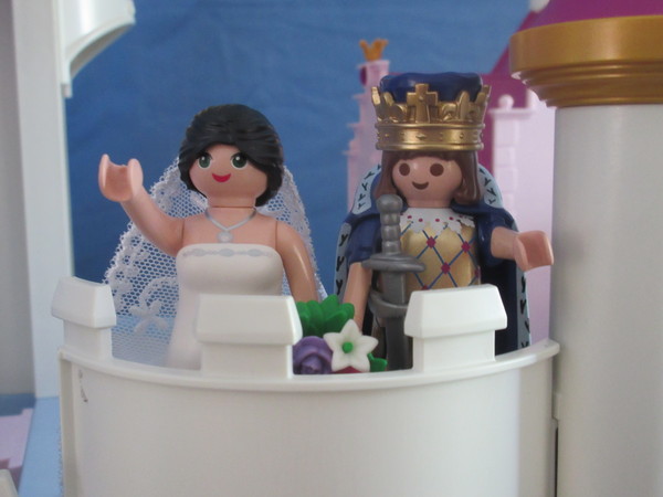 It's Royal Wedding day for the Playmobil people in our house...