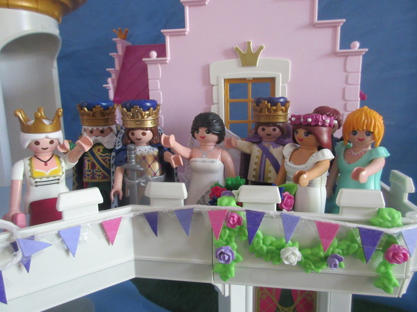 It's Royal Wedding day for the Playmobil people in our house...