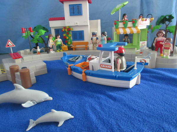 It's Royal Wedding day for the Playmobil people in our house...