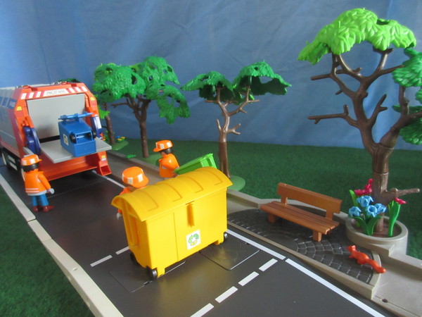 It's Royal Wedding day for the Playmobil people in our house...