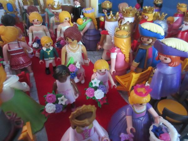 It's Royal Wedding day for the Playmobil people in our house...