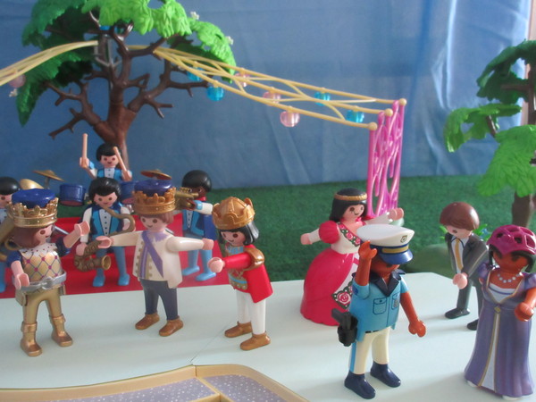 It's Royal Wedding day for the Playmobil people in our house...