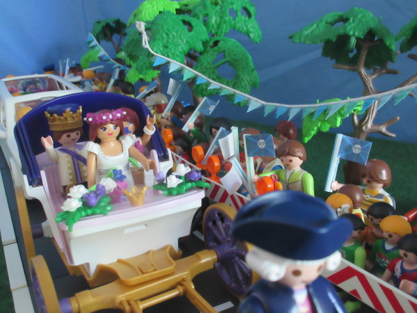 It's Royal Wedding day for the Playmobil people in our house...