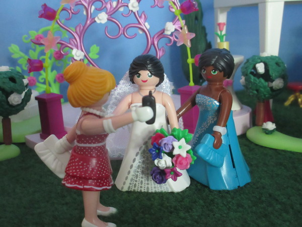 It's Royal Wedding day for the Playmobil people in our house...