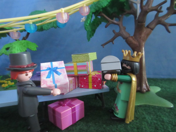 It's Royal Wedding day for the Playmobil people in our house...