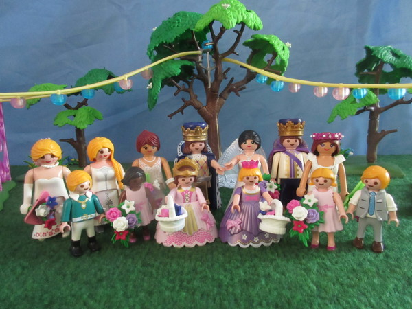 It's Royal Wedding day for the Playmobil people in our house...