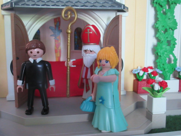 It's Royal Wedding day for the Playmobil people in our house...