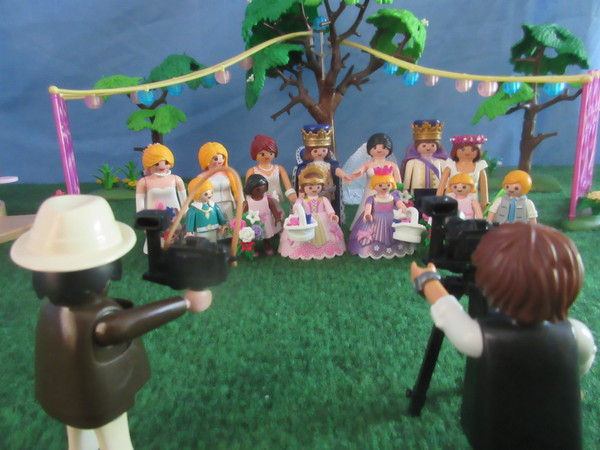 It's Royal Wedding day for the Playmobil people in our house...