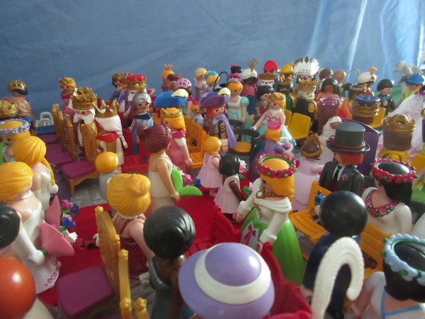 It's Royal Wedding day for the Playmobil people in our house...