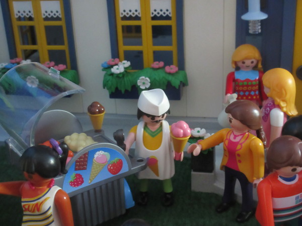 It's Royal Wedding day for the Playmobil people in our house...