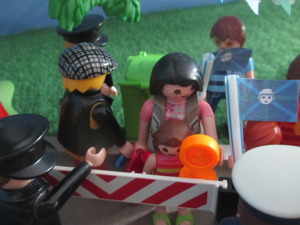 It's Royal Wedding day for the Playmobil people in our house...