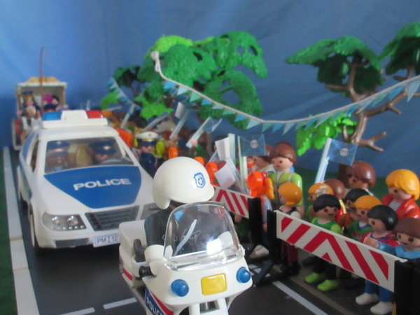 It's Royal Wedding day for the Playmobil people in our house...