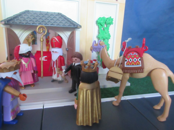 It's Royal Wedding day for the Playmobil people in our house...