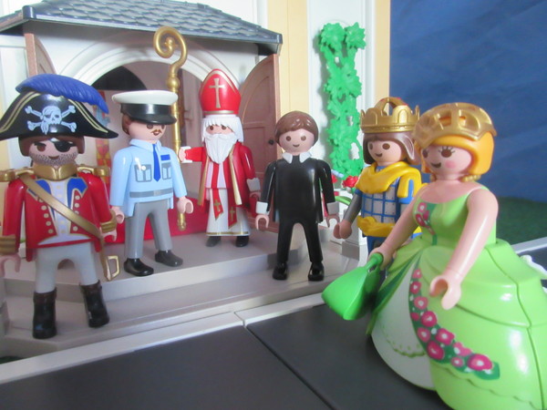 It's Royal Wedding day for the Playmobil people in our house...