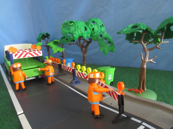 It's Royal Wedding day for the Playmobil people in our house...