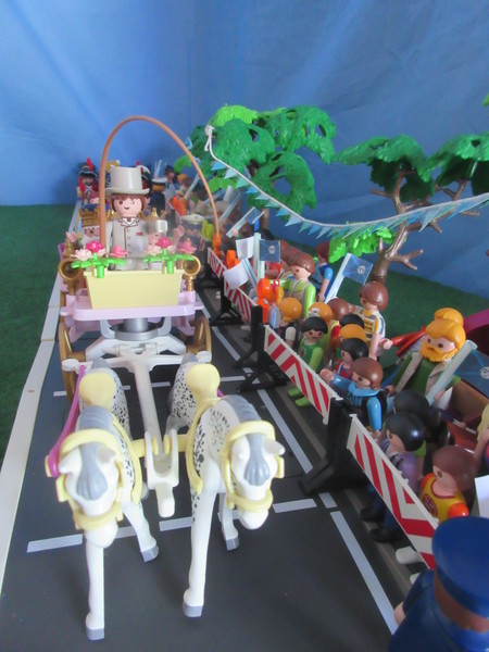 It's Royal Wedding day for the Playmobil people in our house...