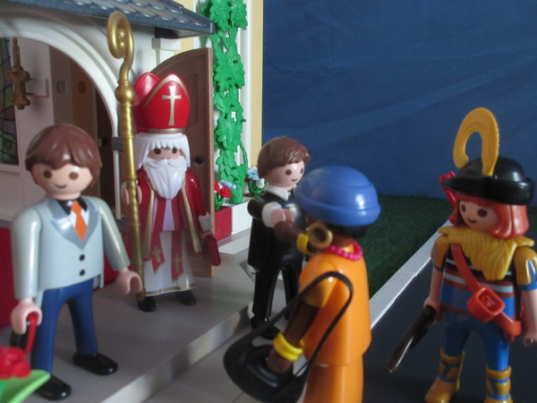 It's Royal Wedding day for the Playmobil people in our house...