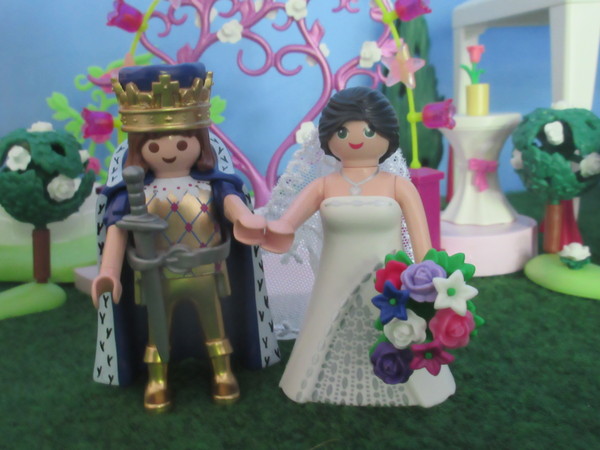 It's Royal Wedding day for the Playmobil people in our house...