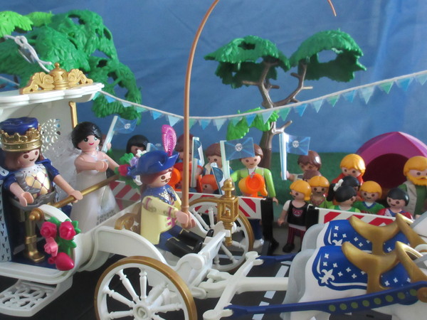 It's Royal Wedding day for the Playmobil people in our house...