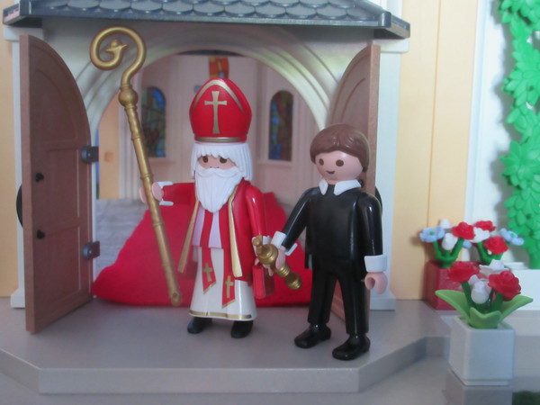 It's Royal Wedding day for the Playmobil people in our house...