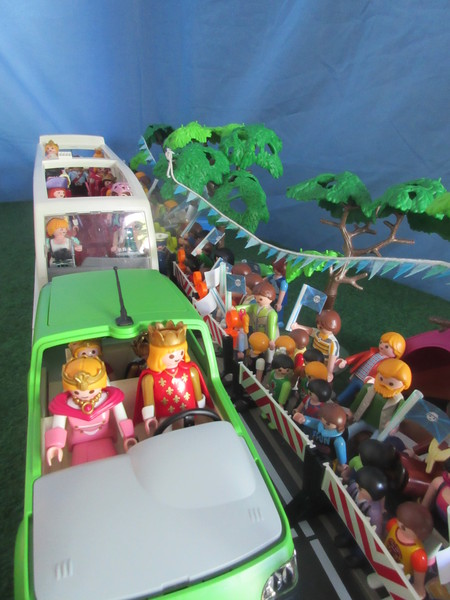 It's Royal Wedding day for the Playmobil people in our house...