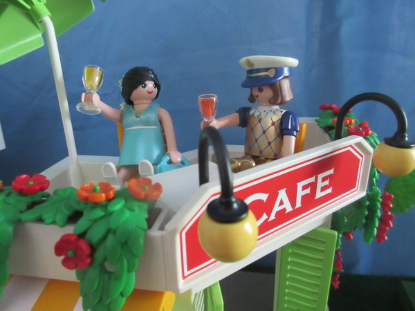 It's Royal Wedding day for the Playmobil people in our house...