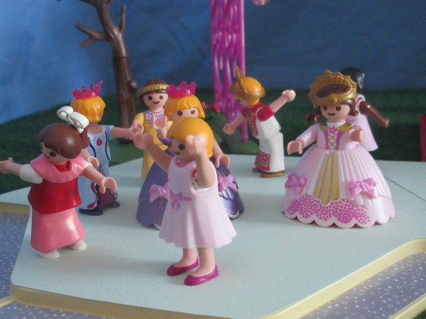 It's Royal Wedding day for the Playmobil people in our house...