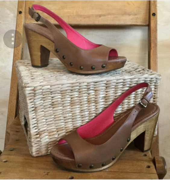 Are wooden footbed clogs really uncomfortable?