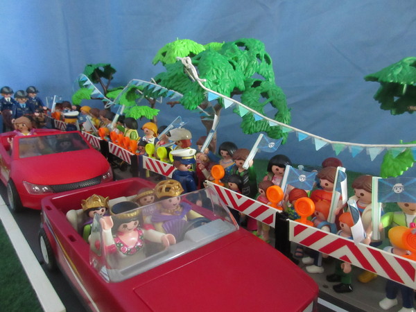 It's Royal Wedding day for the Playmobil people in our house...