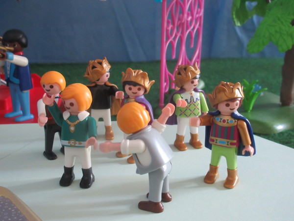 It's Royal Wedding day for the Playmobil people in our house...