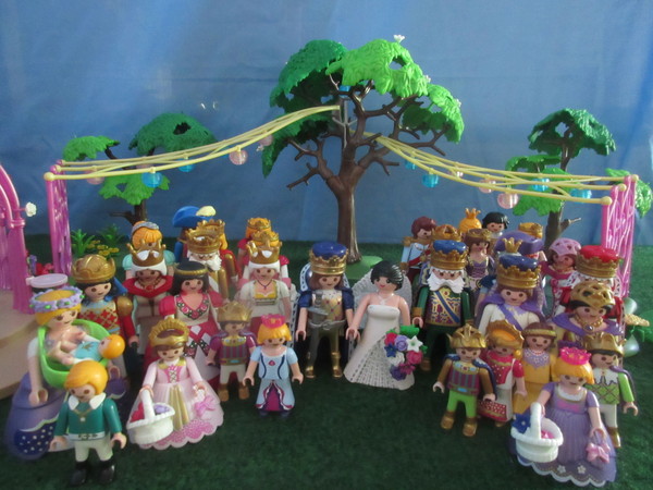 It's Royal Wedding day for the Playmobil people in our house...