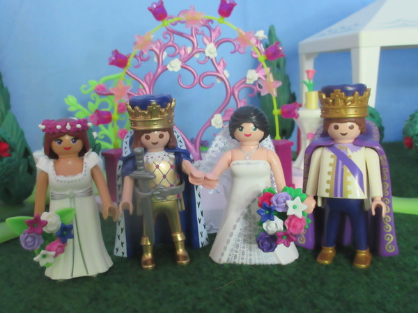 It's Royal Wedding day for the Playmobil people in our house...