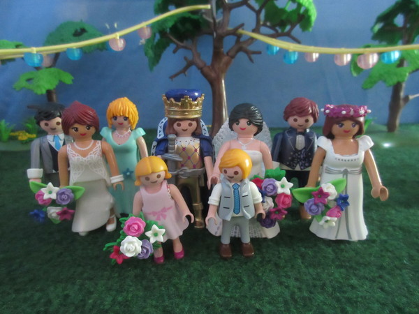 It's Royal Wedding day for the Playmobil people in our house...