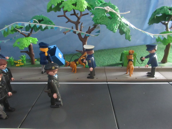 It's Royal Wedding day for the Playmobil people in our house...