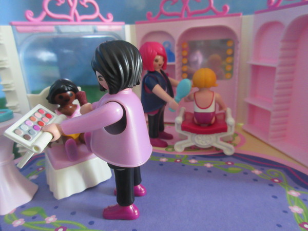 It's Royal Wedding day for the Playmobil people in our house...