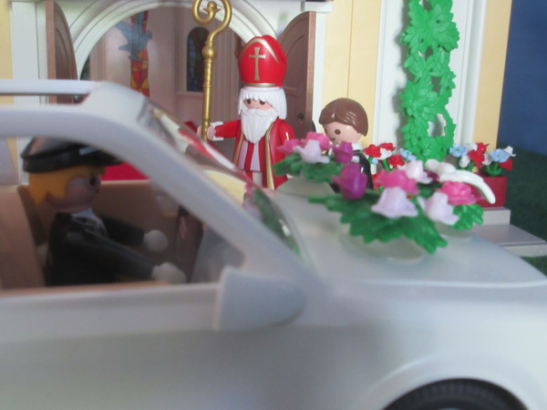 It's Royal Wedding day for the Playmobil people in our house...