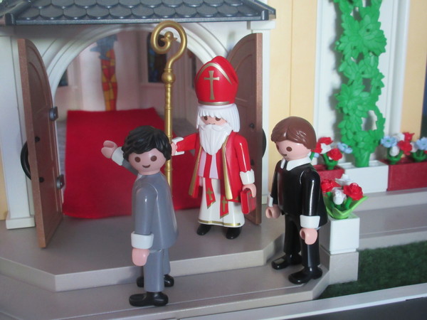 It's Royal Wedding day for the Playmobil people in our house...